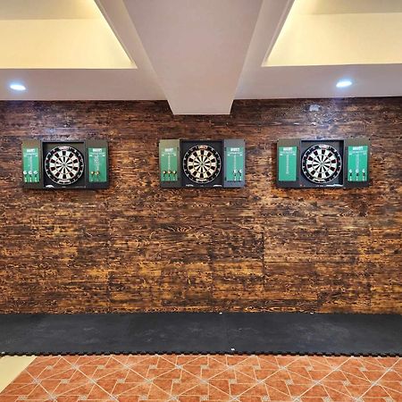 Burgundy Mckinley Place Service Apartment Manila Eksteriør bilde
