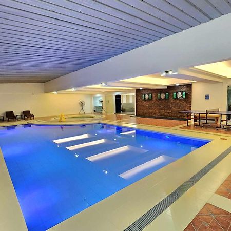 Burgundy Mckinley Place Service Apartment Manila Eksteriør bilde