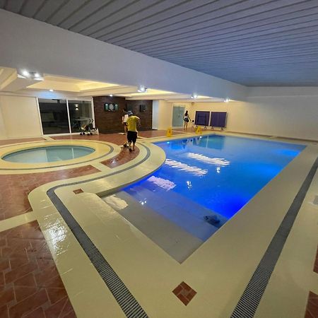 Burgundy Mckinley Place Service Apartment Manila Eksteriør bilde