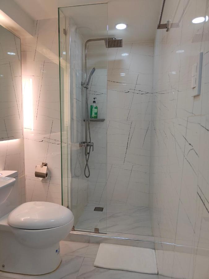 Burgundy Mckinley Place Service Apartment Manila Eksteriør bilde