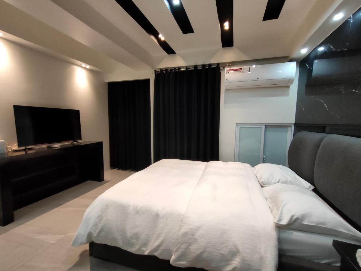 Burgundy Mckinley Place Service Apartment Manila Eksteriør bilde