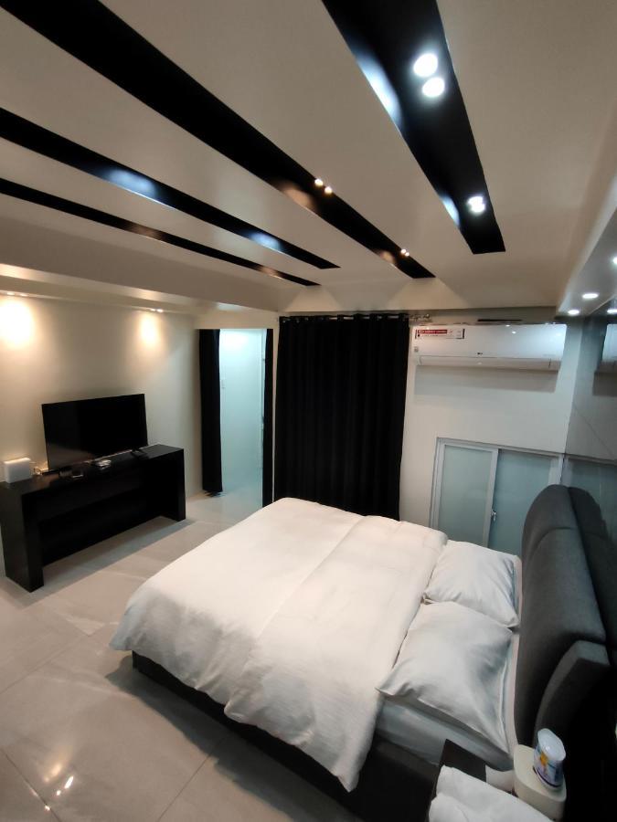 Burgundy Mckinley Place Service Apartment Manila Eksteriør bilde