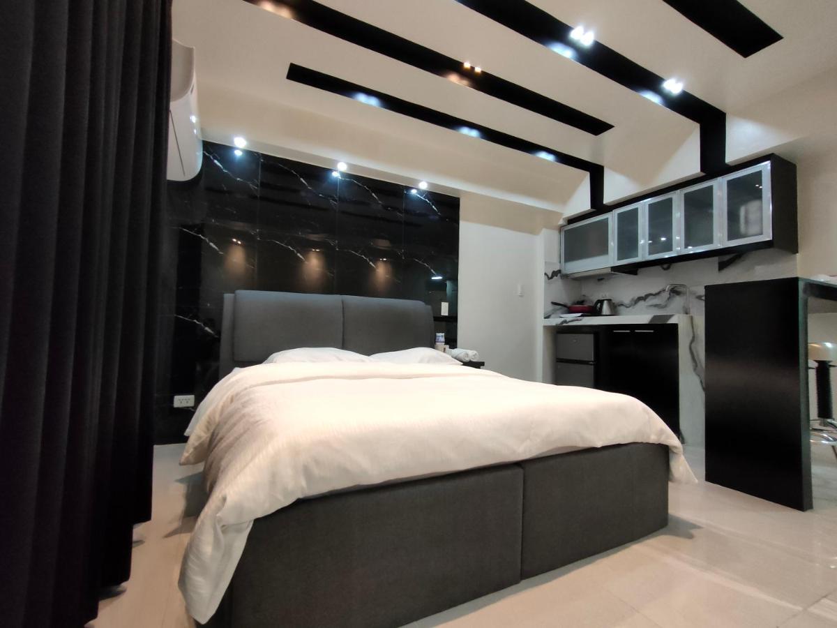 Burgundy Mckinley Place Service Apartment Manila Eksteriør bilde