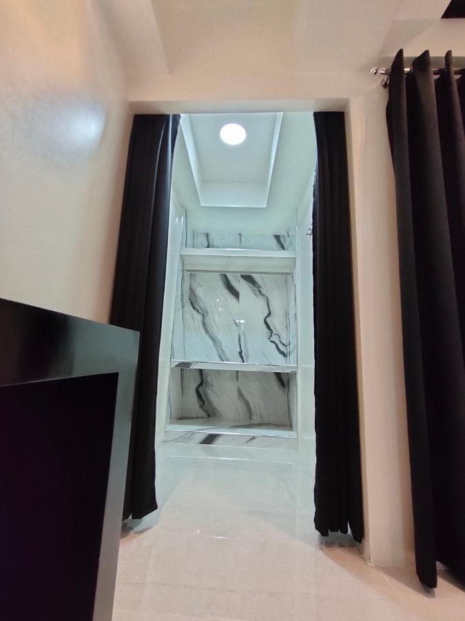 Burgundy Mckinley Place Service Apartment Manila Eksteriør bilde