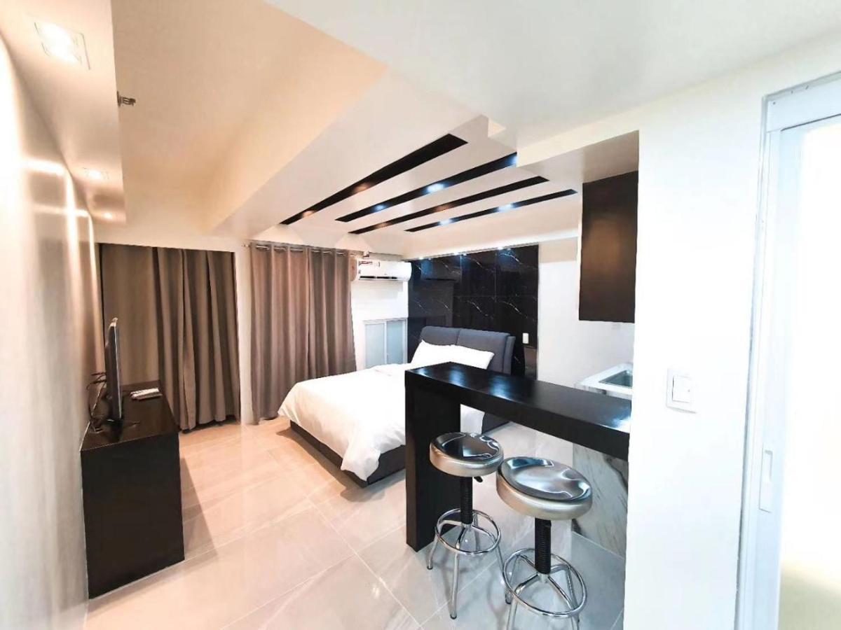 Burgundy Mckinley Place Service Apartment Manila Eksteriør bilde