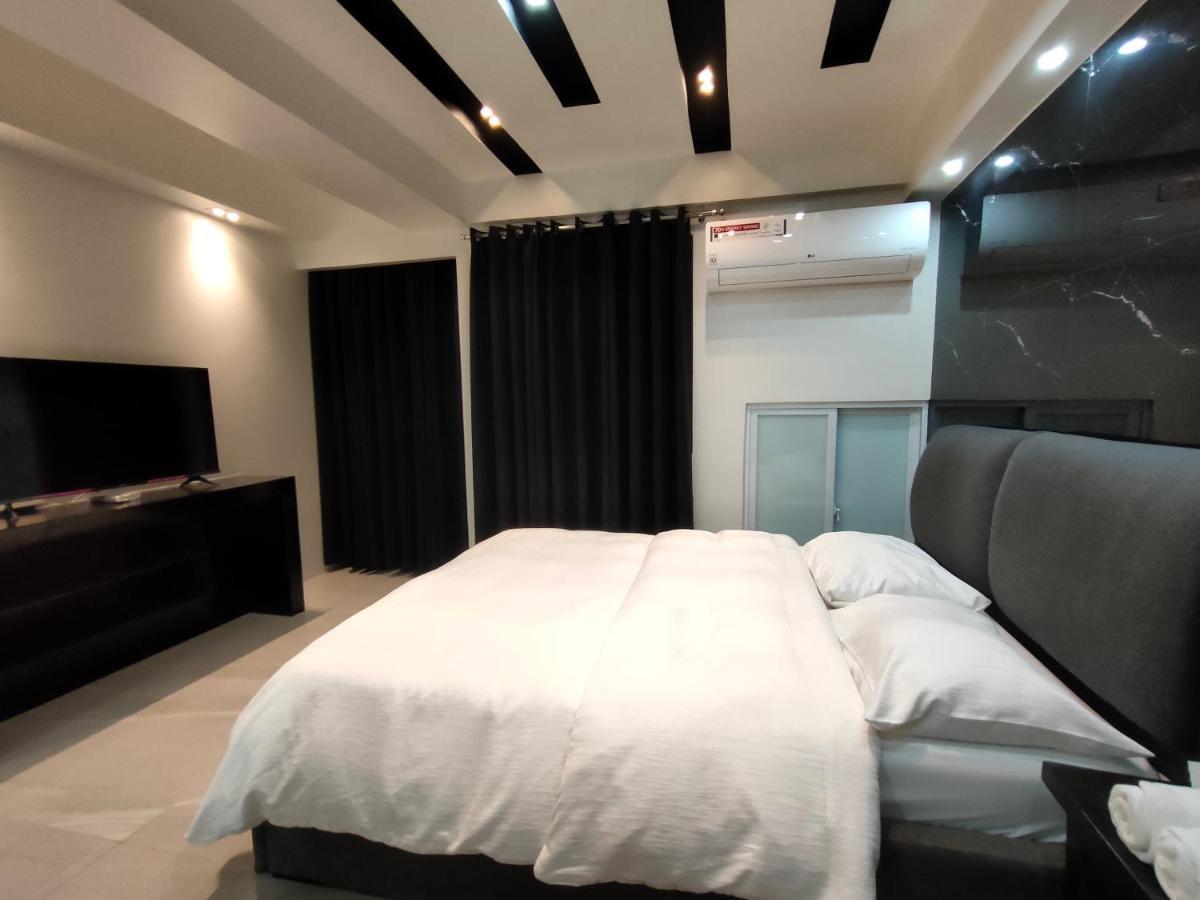 Burgundy Mckinley Place Service Apartment Manila Eksteriør bilde