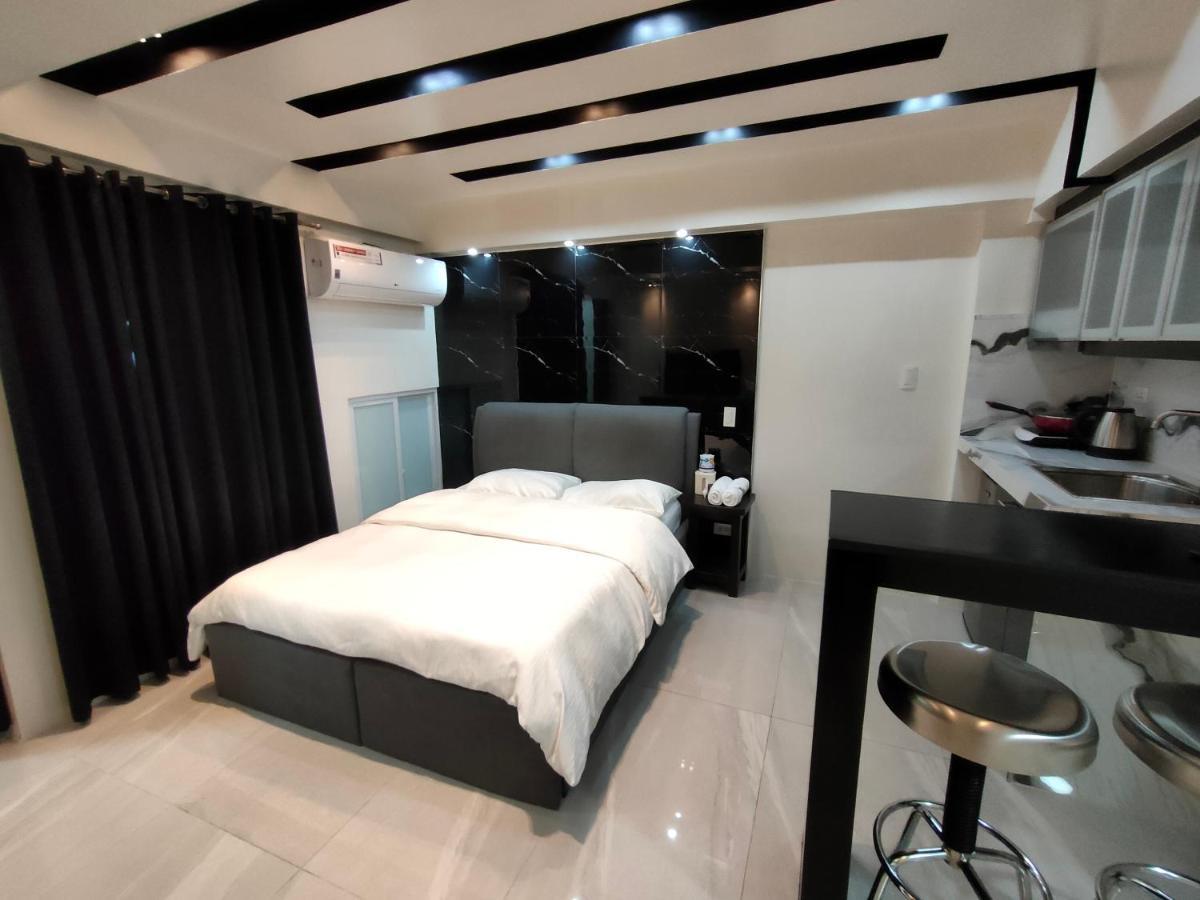 Burgundy Mckinley Place Service Apartment Manila Eksteriør bilde
