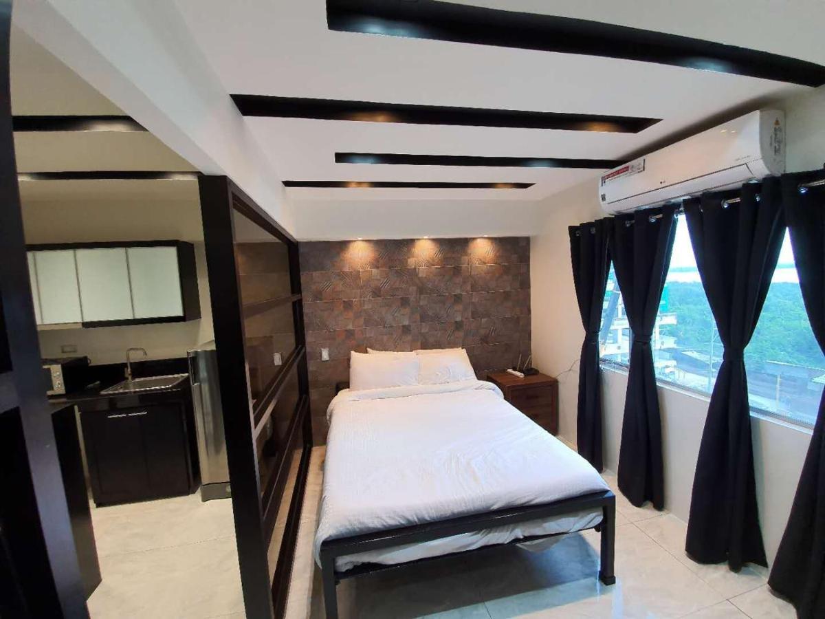 Burgundy Mckinley Place Service Apartment Manila Eksteriør bilde