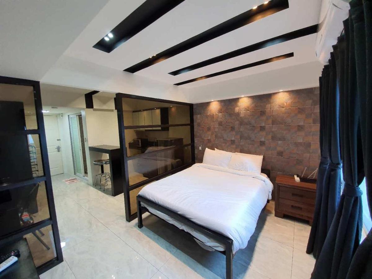 Burgundy Mckinley Place Service Apartment Manila Eksteriør bilde