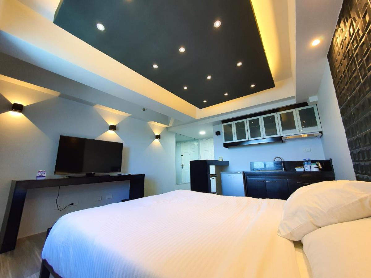 Burgundy Mckinley Place Service Apartment Manila Eksteriør bilde