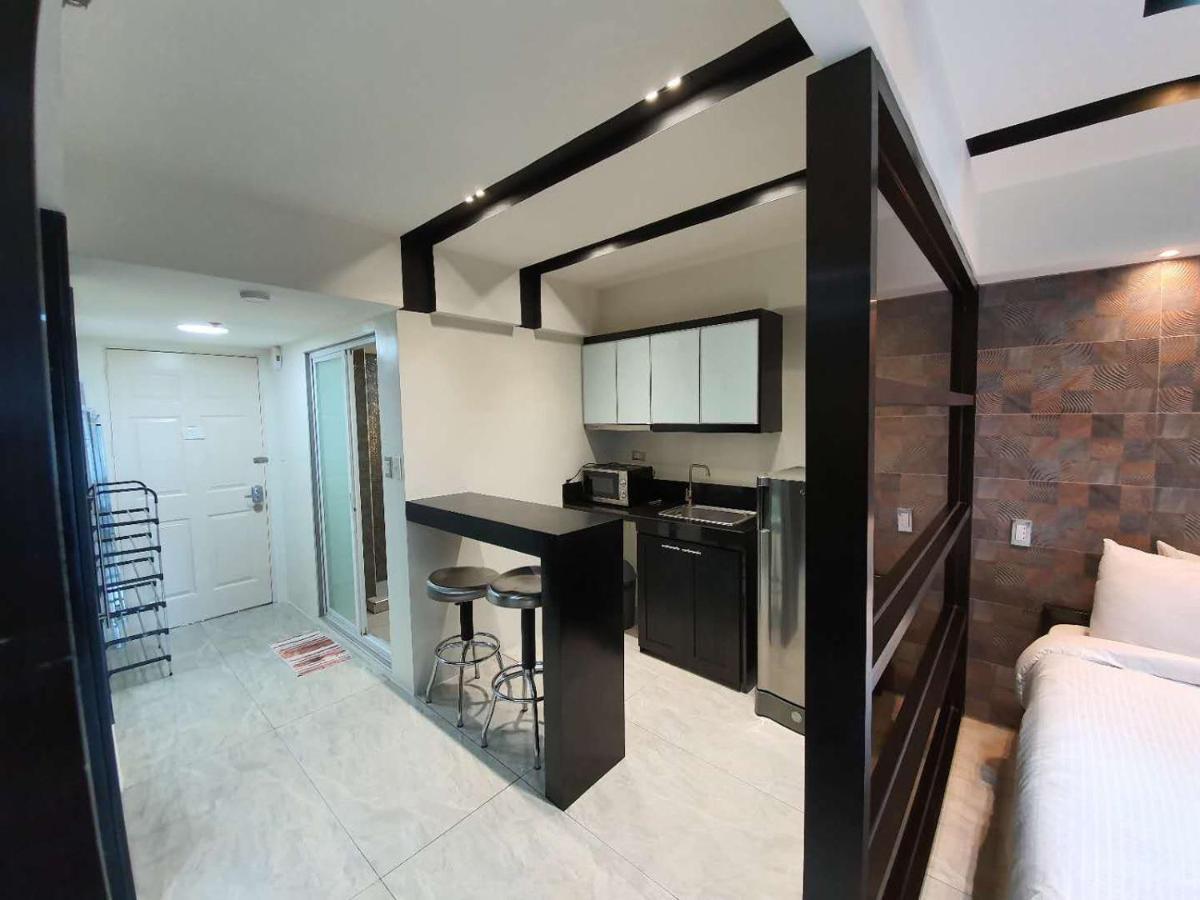 Burgundy Mckinley Place Service Apartment Manila Eksteriør bilde