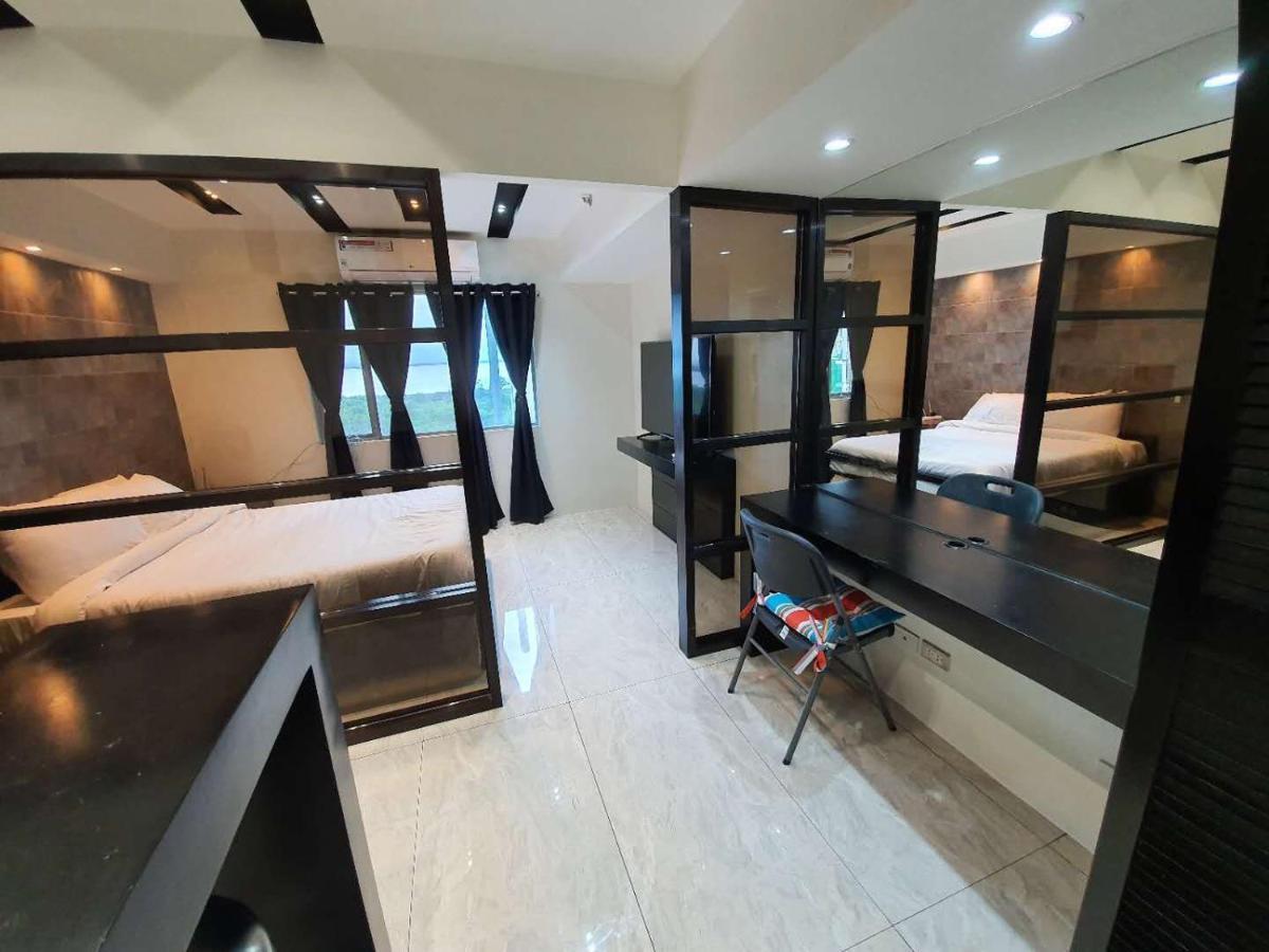 Burgundy Mckinley Place Service Apartment Manila Eksteriør bilde