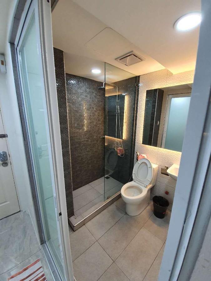 Burgundy Mckinley Place Service Apartment Manila Eksteriør bilde