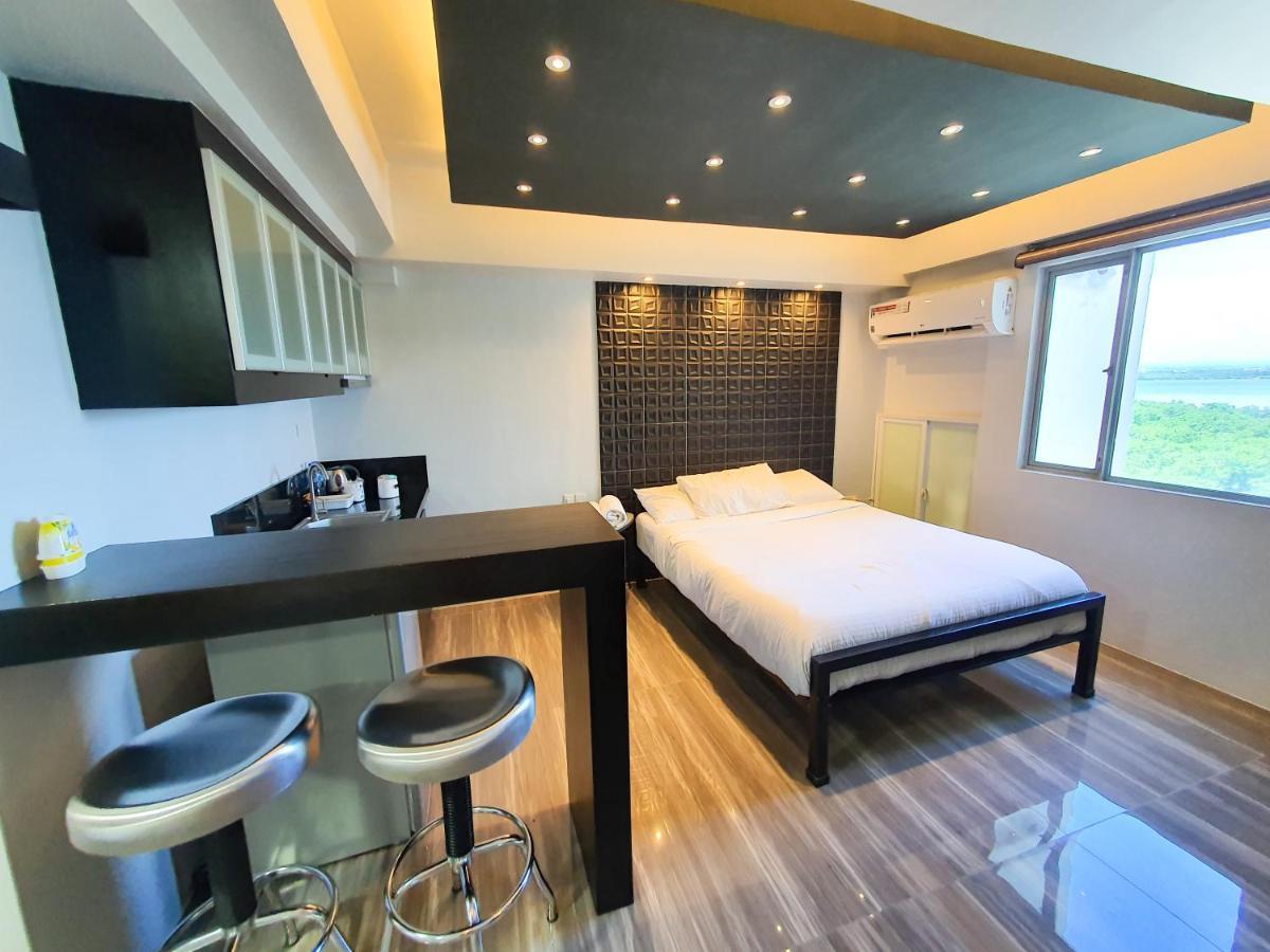Burgundy Mckinley Place Service Apartment Manila Eksteriør bilde