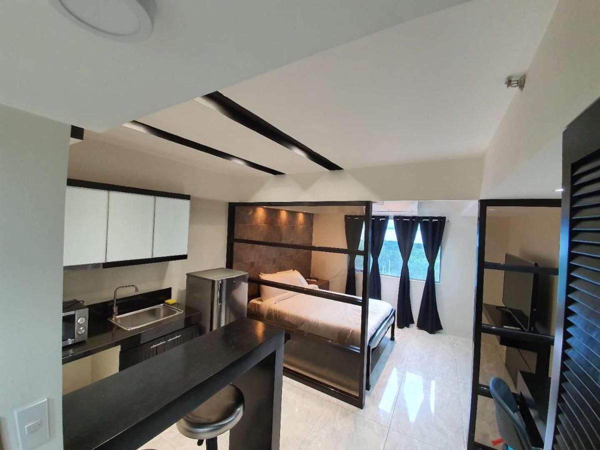 Burgundy Mckinley Place Service Apartment Manila Eksteriør bilde