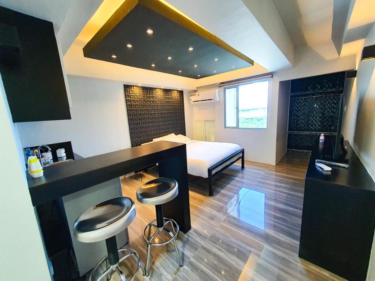 Burgundy Mckinley Place Service Apartment Manila Eksteriør bilde
