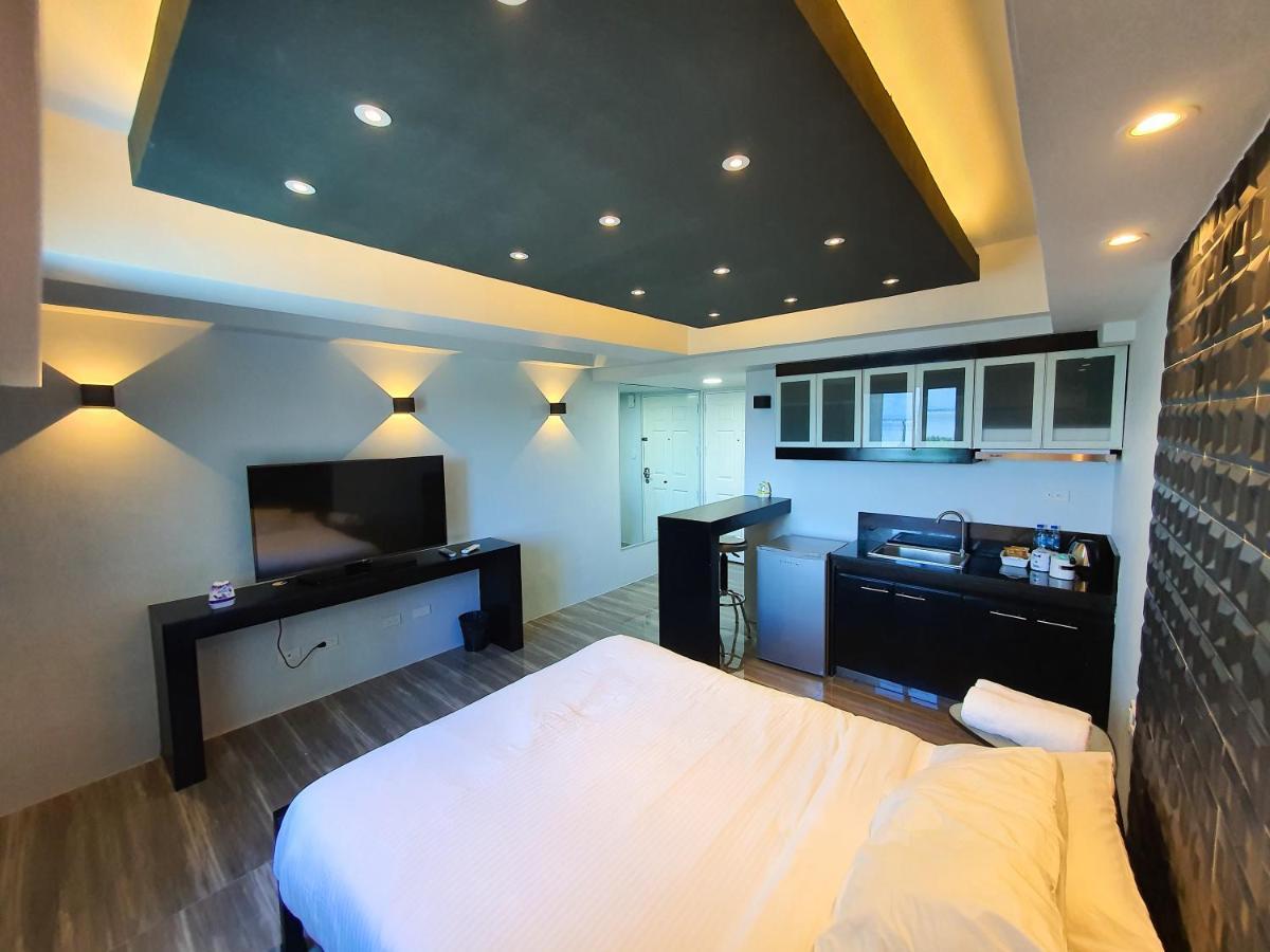 Burgundy Mckinley Place Service Apartment Manila Eksteriør bilde