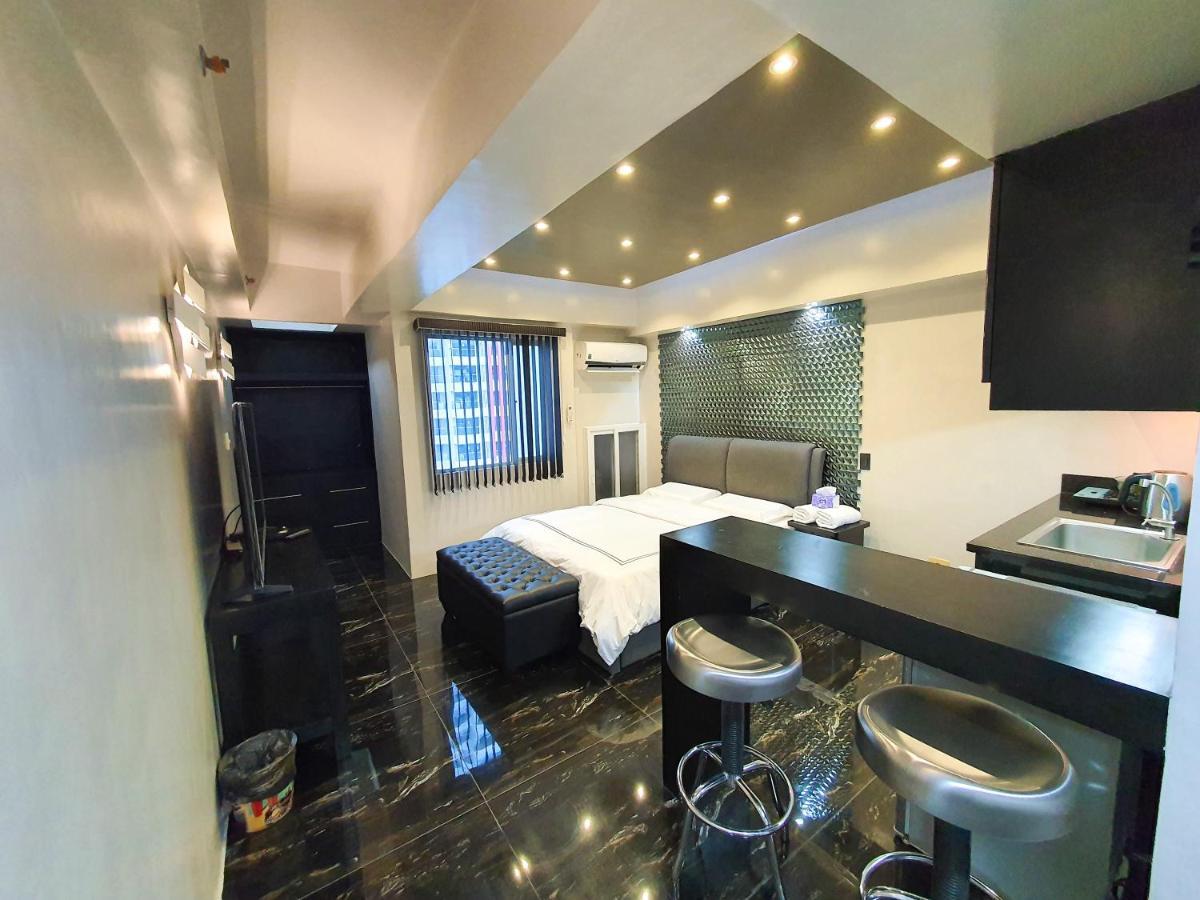 Burgundy Mckinley Place Service Apartment Manila Eksteriør bilde