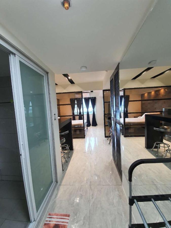 Burgundy Mckinley Place Service Apartment Manila Eksteriør bilde