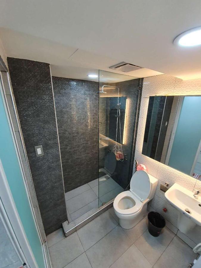 Burgundy Mckinley Place Service Apartment Manila Eksteriør bilde