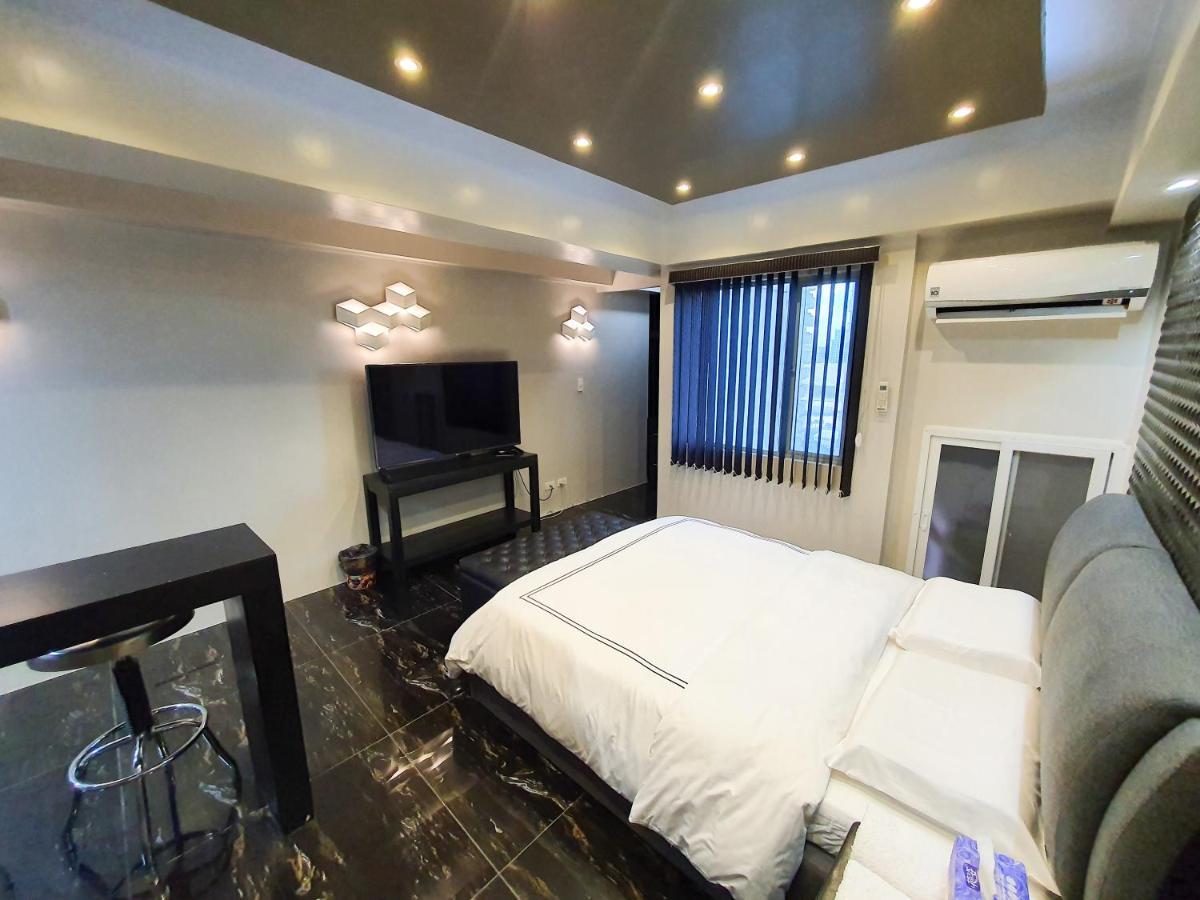 Burgundy Mckinley Place Service Apartment Manila Eksteriør bilde
