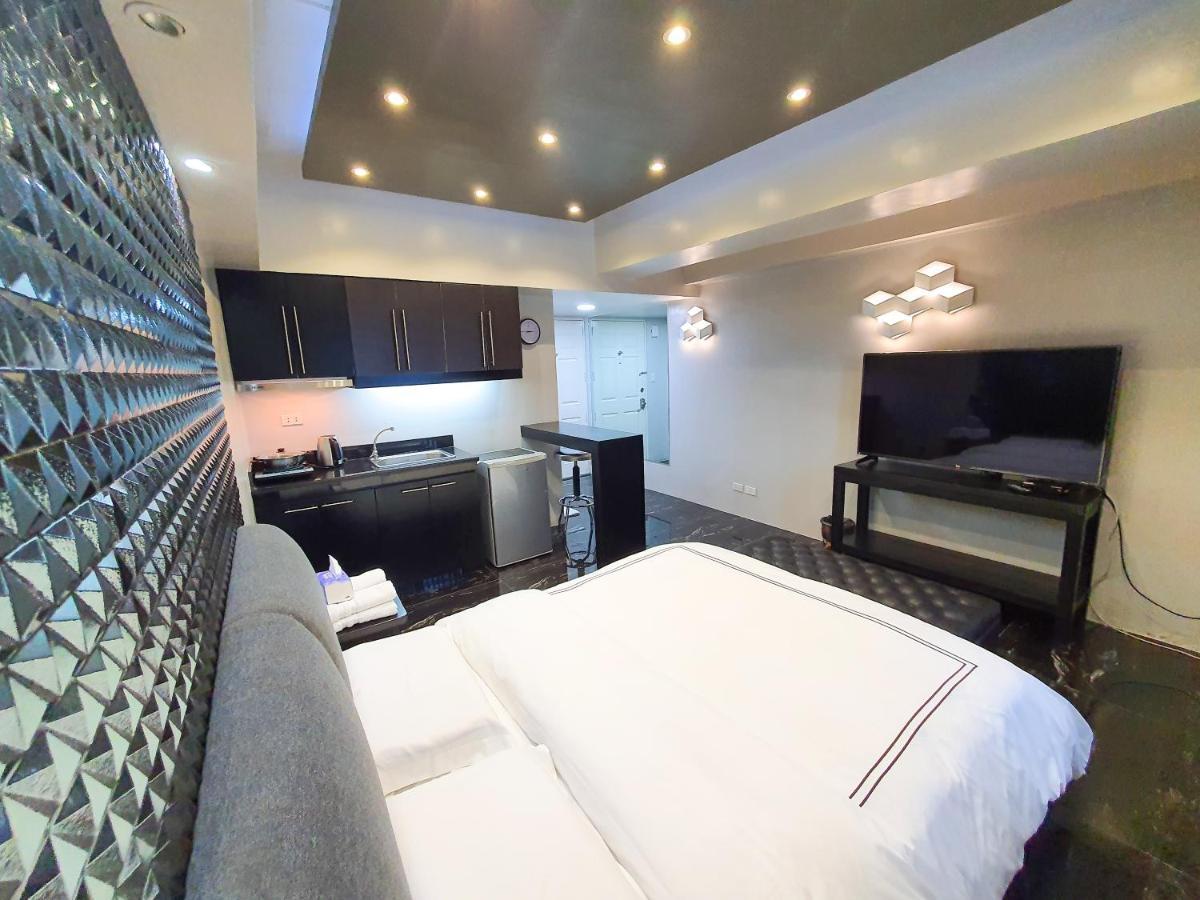 Burgundy Mckinley Place Service Apartment Manila Eksteriør bilde