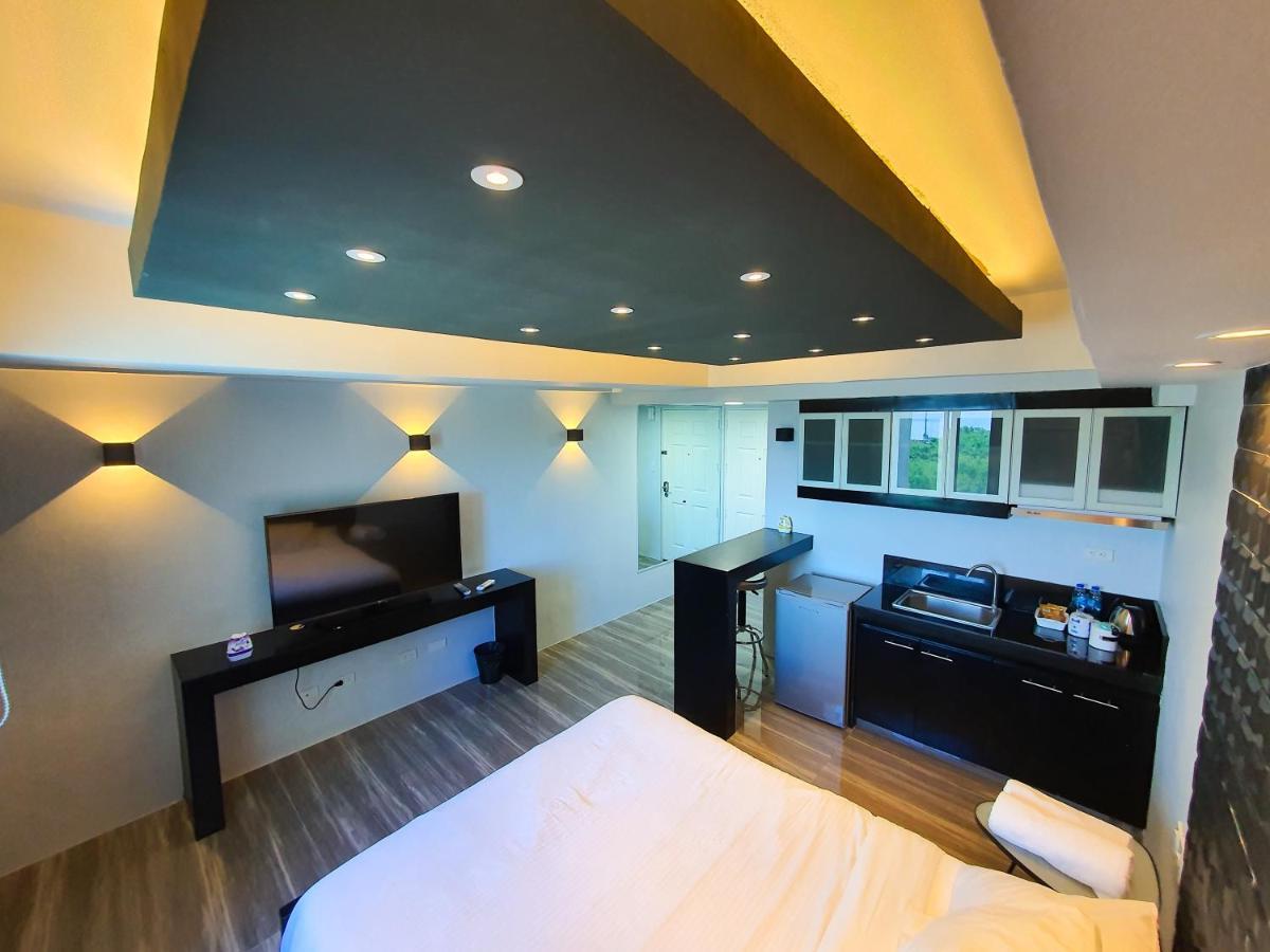 Burgundy Mckinley Place Service Apartment Manila Eksteriør bilde