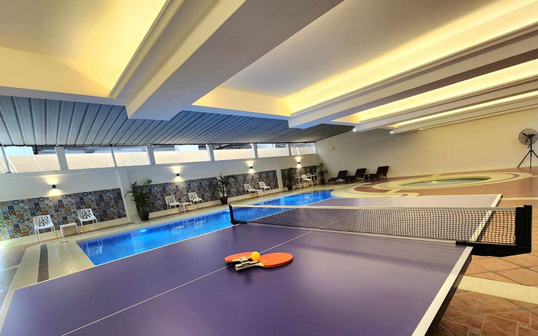 Burgundy Mckinley Place Service Apartment Manila Eksteriør bilde