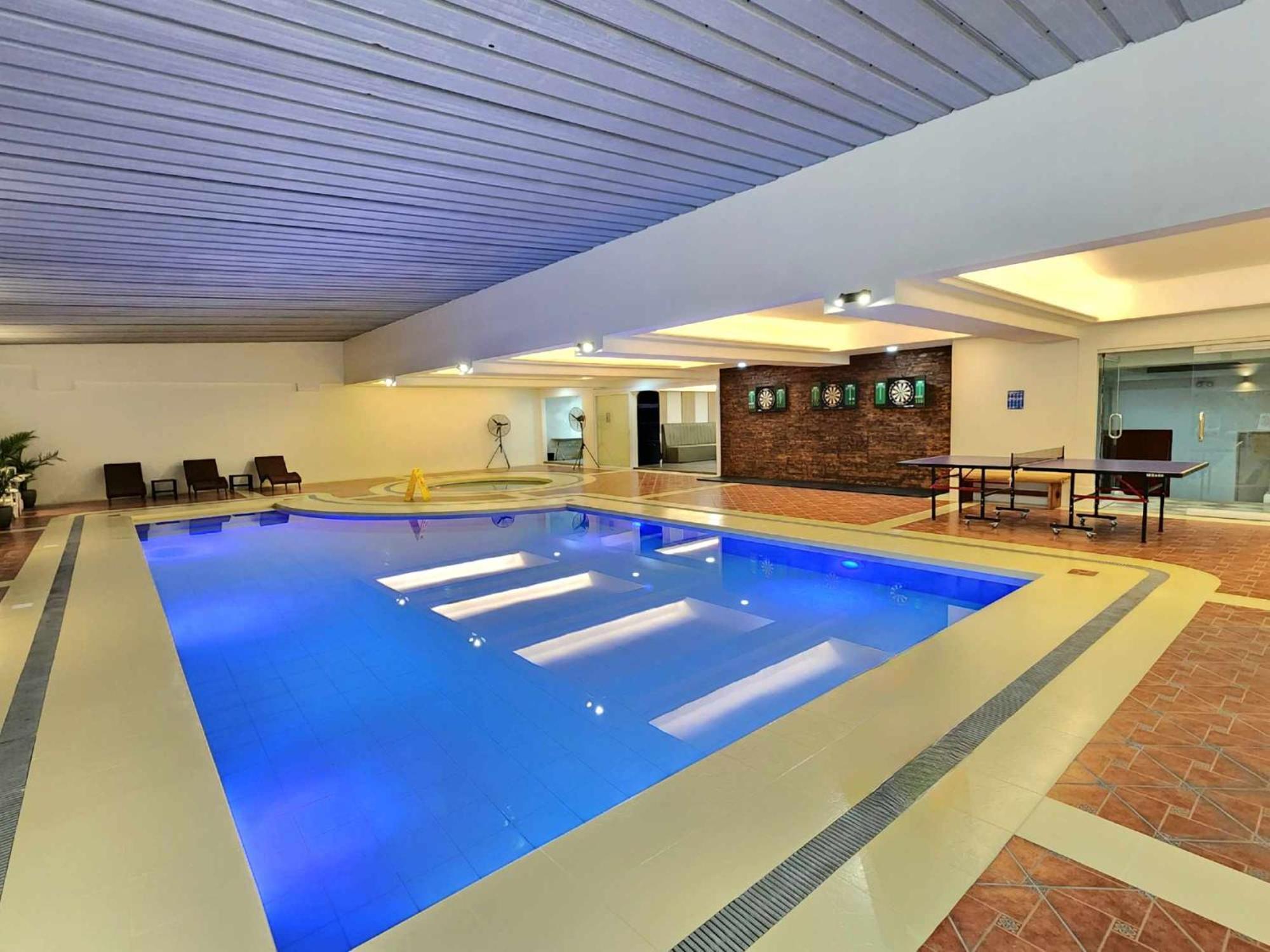 Burgundy Mckinley Place Service Apartment Manila Eksteriør bilde