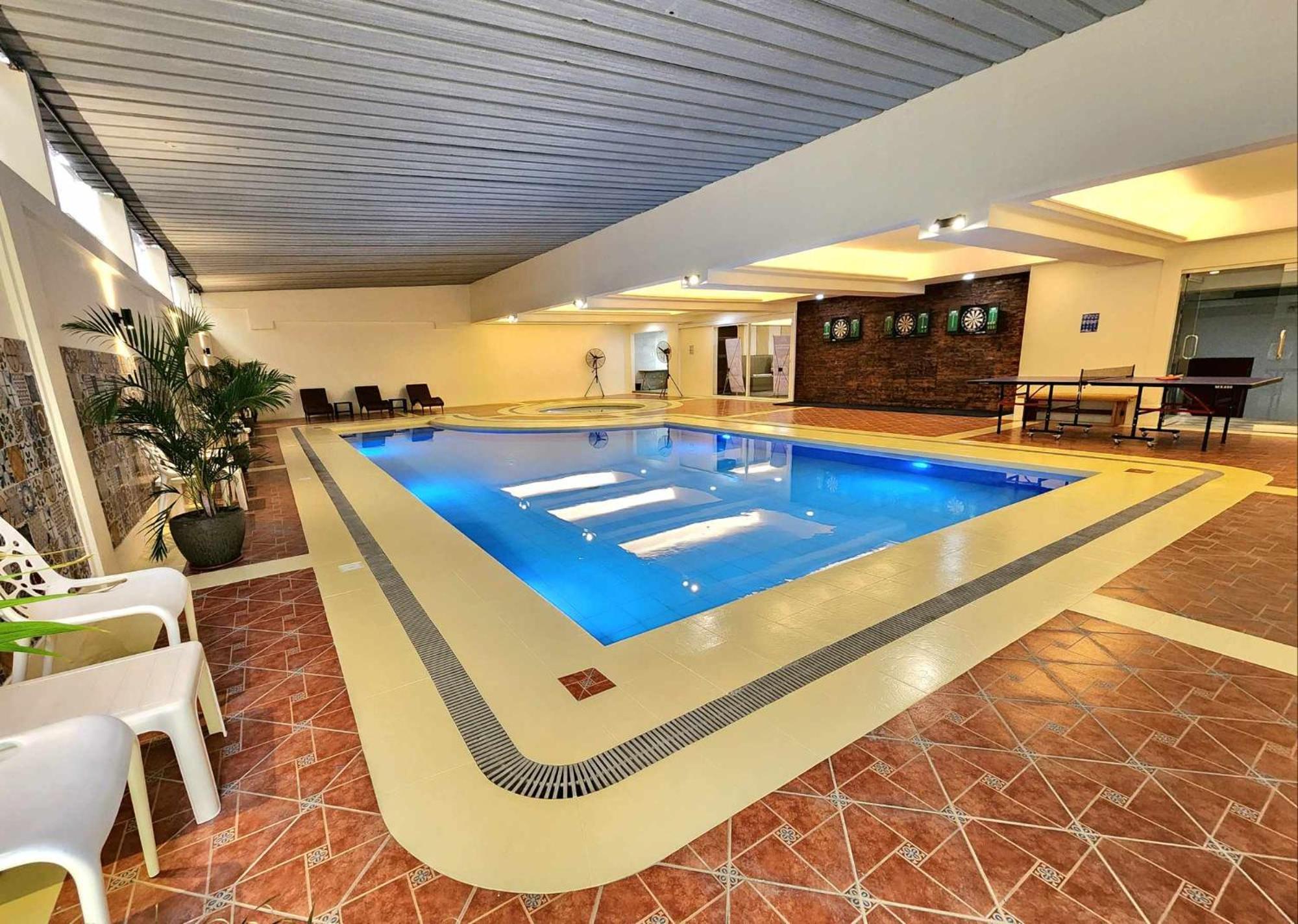 Burgundy Mckinley Place Service Apartment Manila Eksteriør bilde
