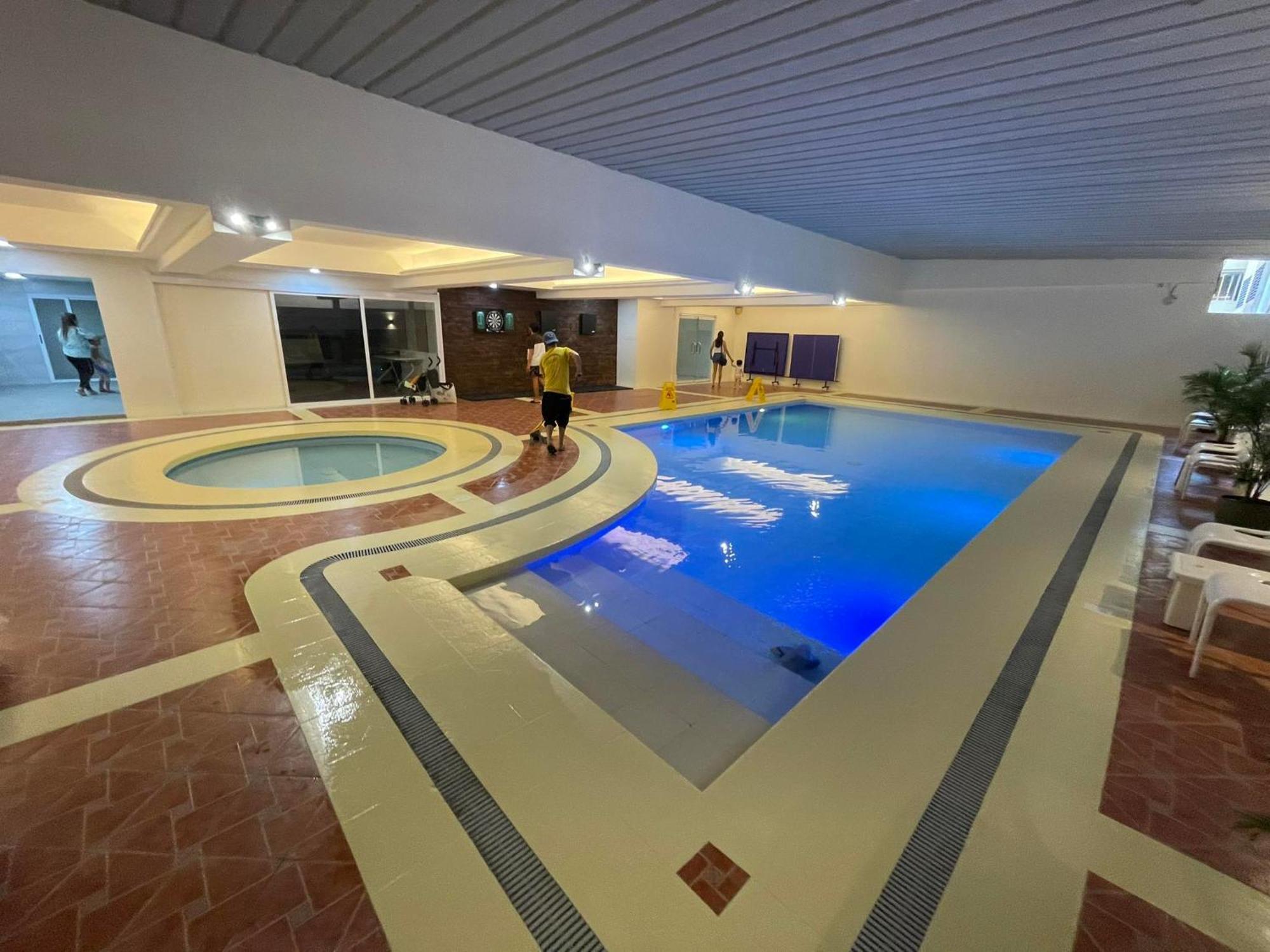 Burgundy Mckinley Place Service Apartment Manila Eksteriør bilde