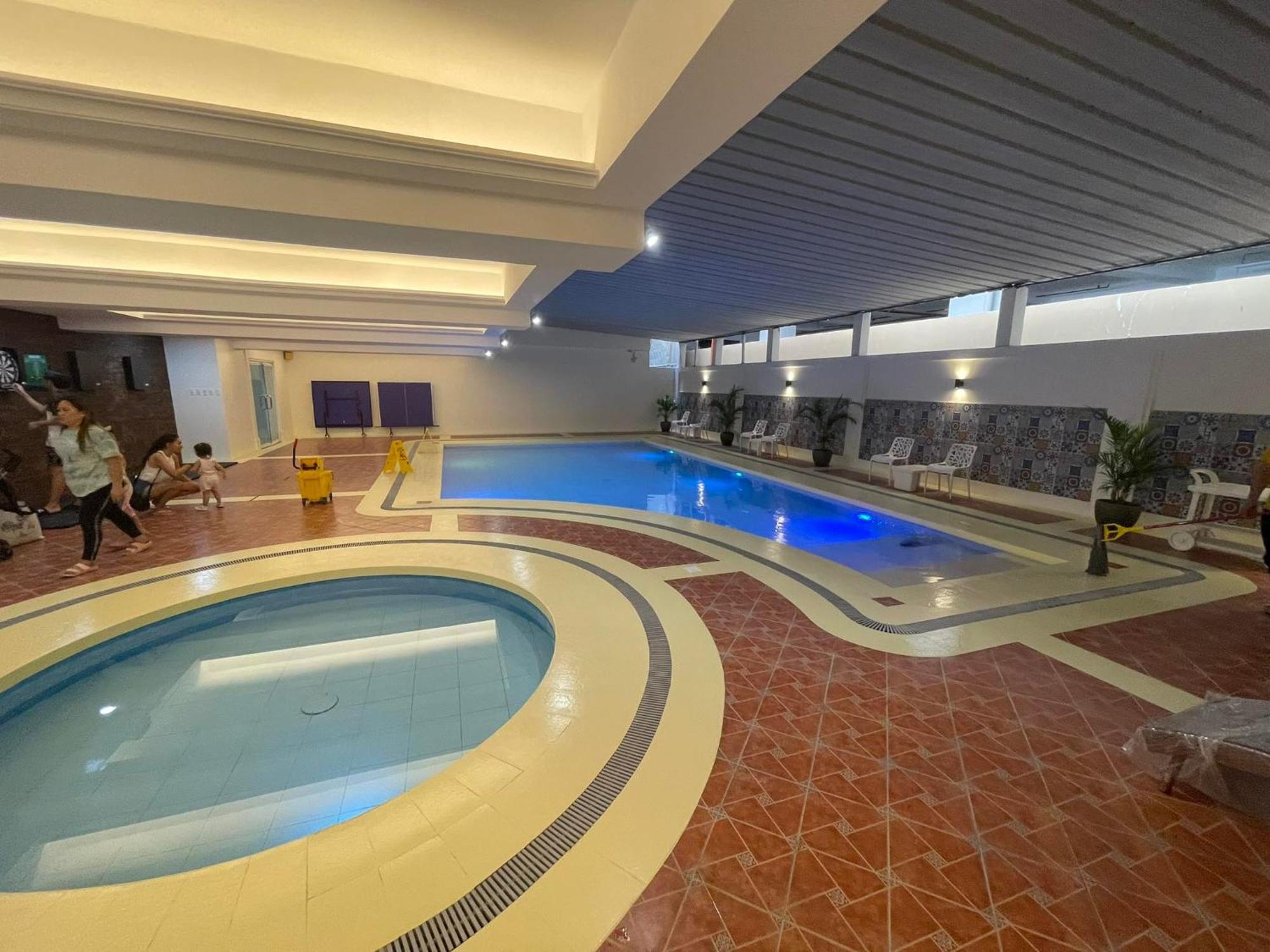 Burgundy Mckinley Place Service Apartment Manila Eksteriør bilde