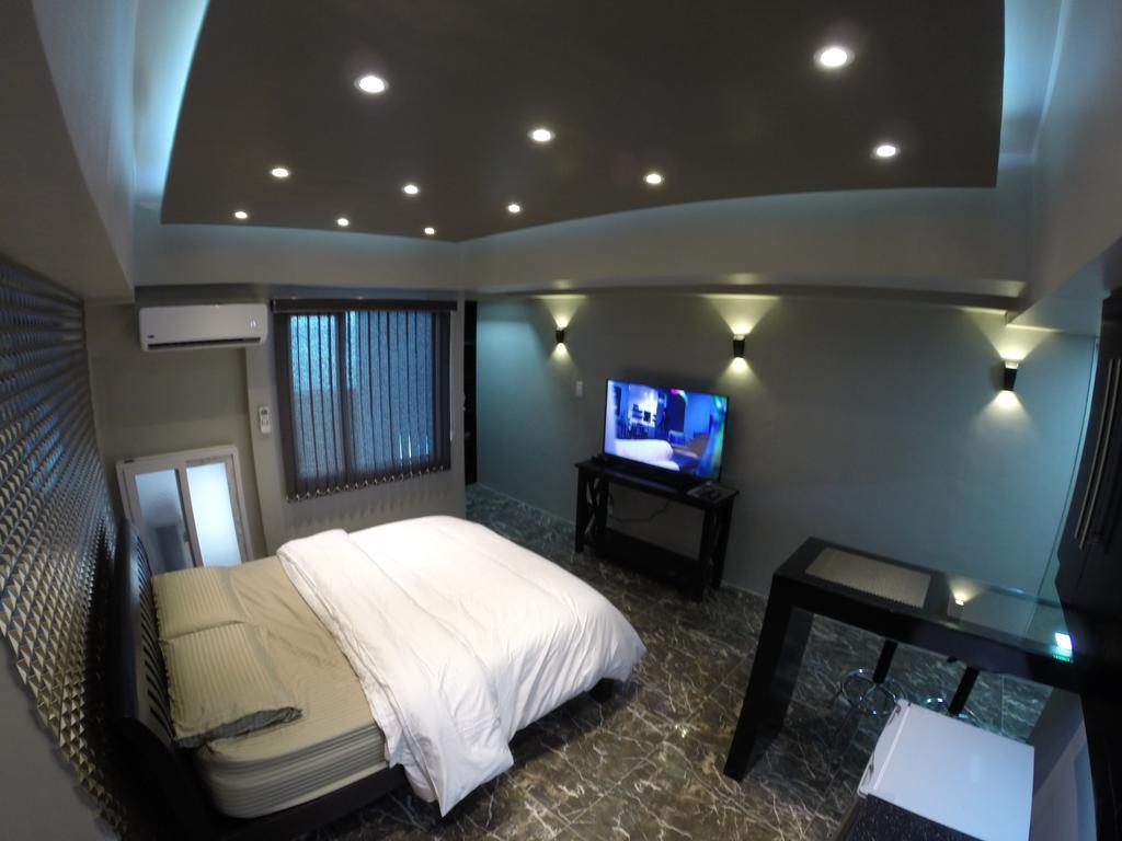 Burgundy Mckinley Place Service Apartment Manila Eksteriør bilde