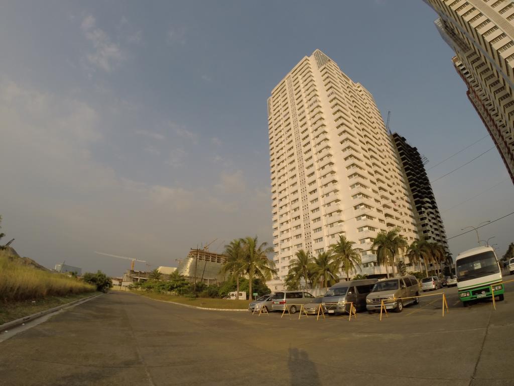 Burgundy Mckinley Place Service Apartment Manila Eksteriør bilde