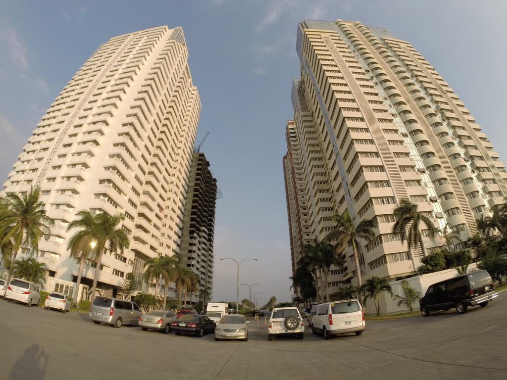 Burgundy Mckinley Place Service Apartment Manila Eksteriør bilde
