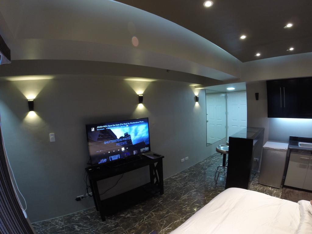 Burgundy Mckinley Place Service Apartment Manila Eksteriør bilde