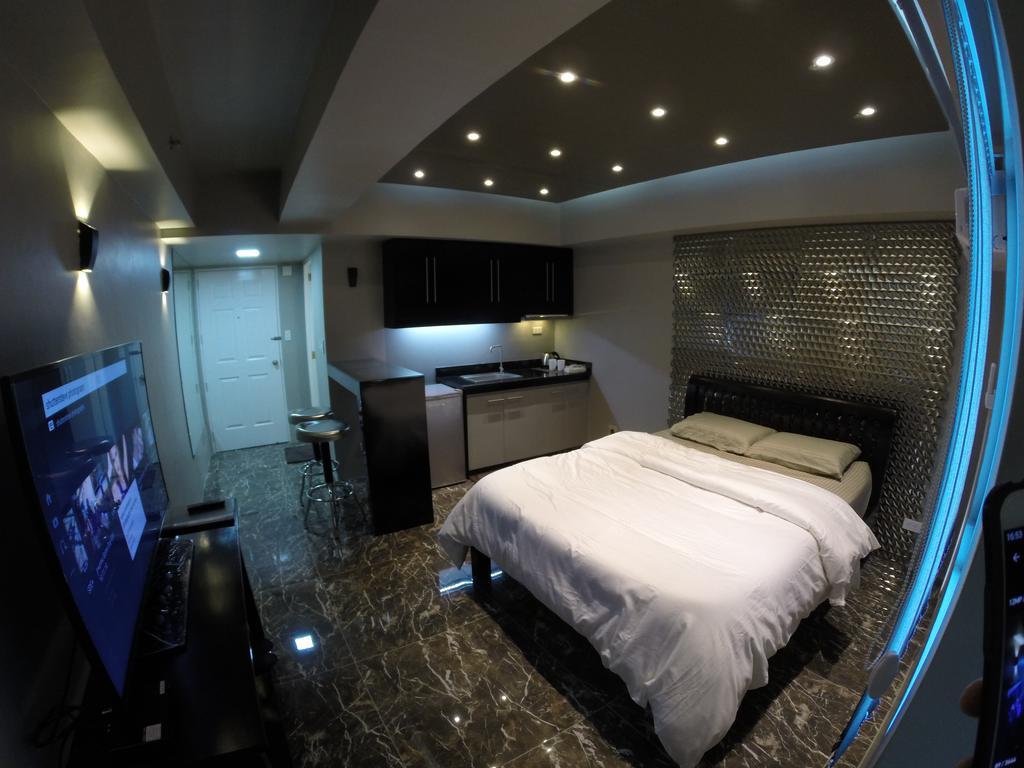 Burgundy Mckinley Place Service Apartment Manila Eksteriør bilde