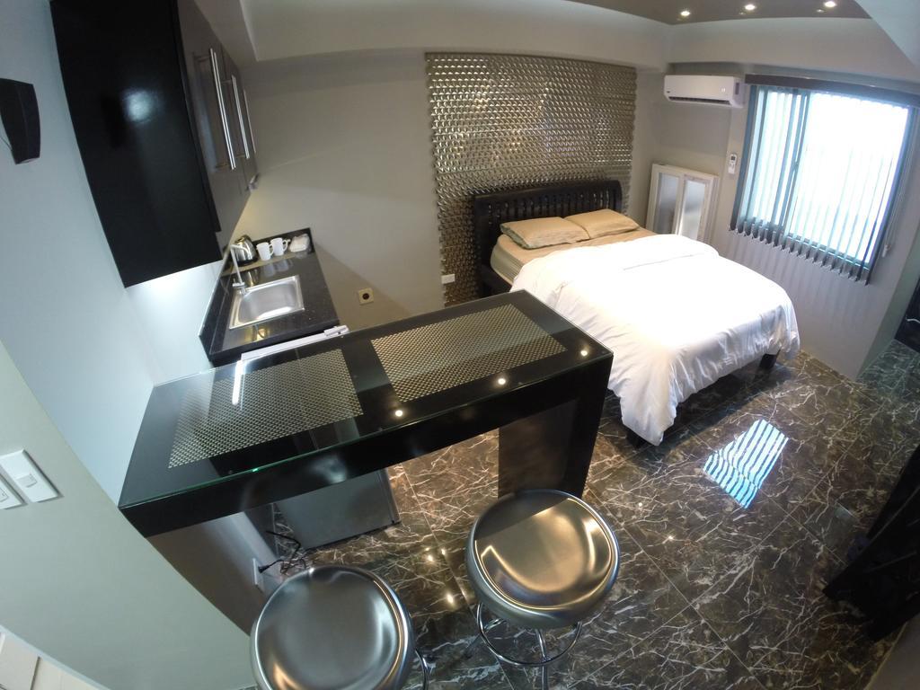Burgundy Mckinley Place Service Apartment Manila Eksteriør bilde