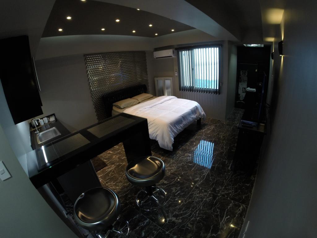 Burgundy Mckinley Place Service Apartment Manila Eksteriør bilde