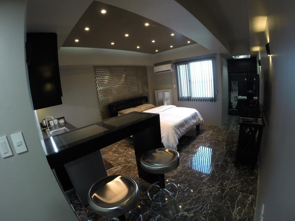 Burgundy Mckinley Place Service Apartment Manila Eksteriør bilde