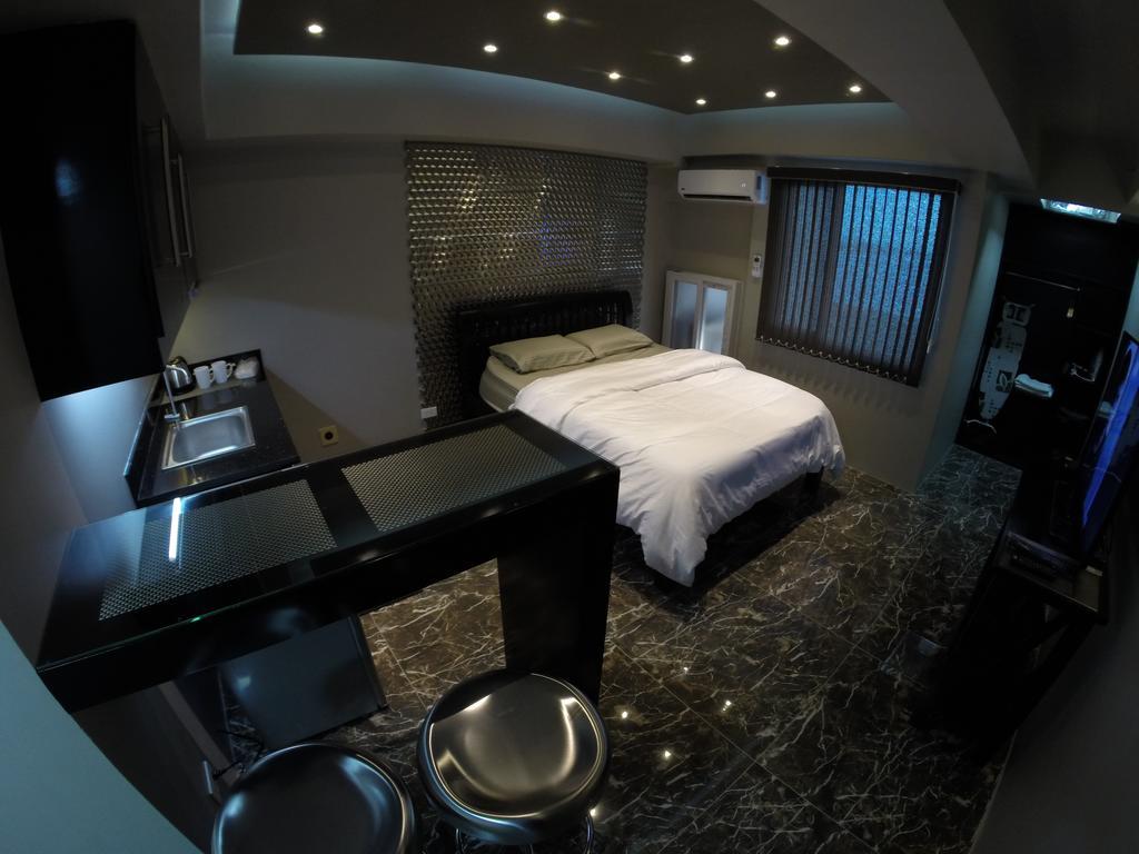 Burgundy Mckinley Place Service Apartment Manila Eksteriør bilde