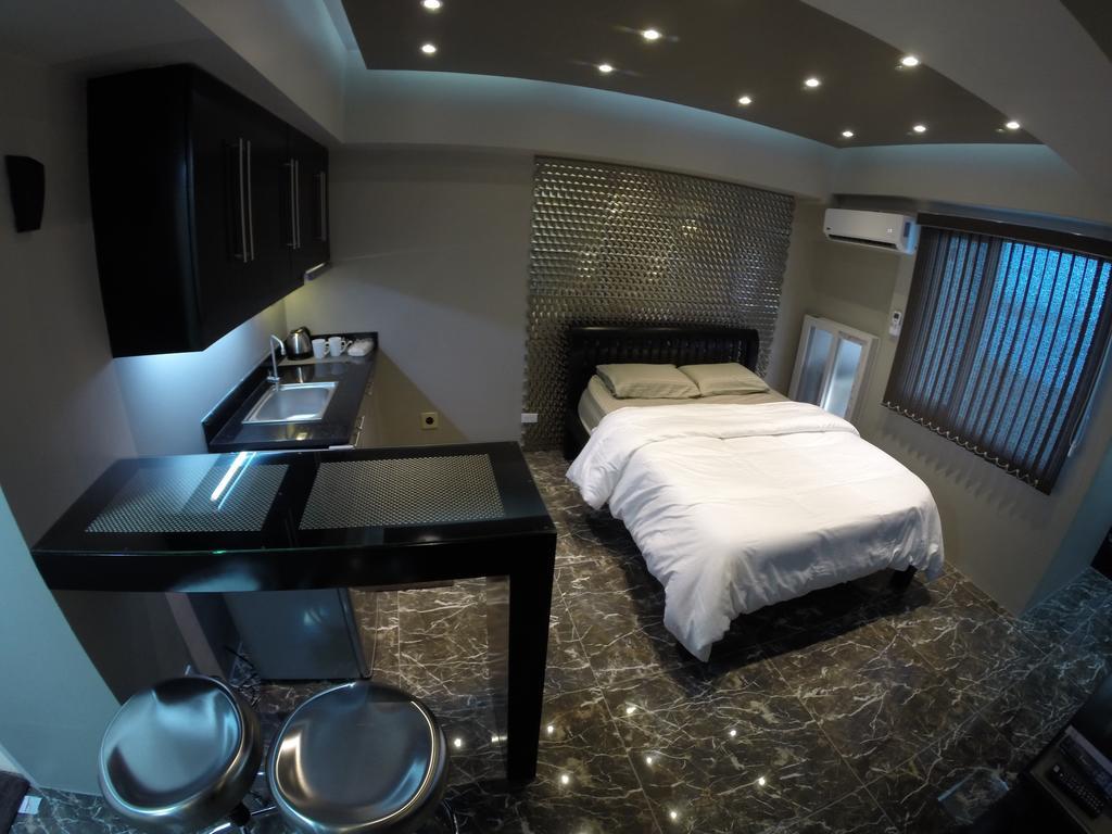 Burgundy Mckinley Place Service Apartment Manila Eksteriør bilde