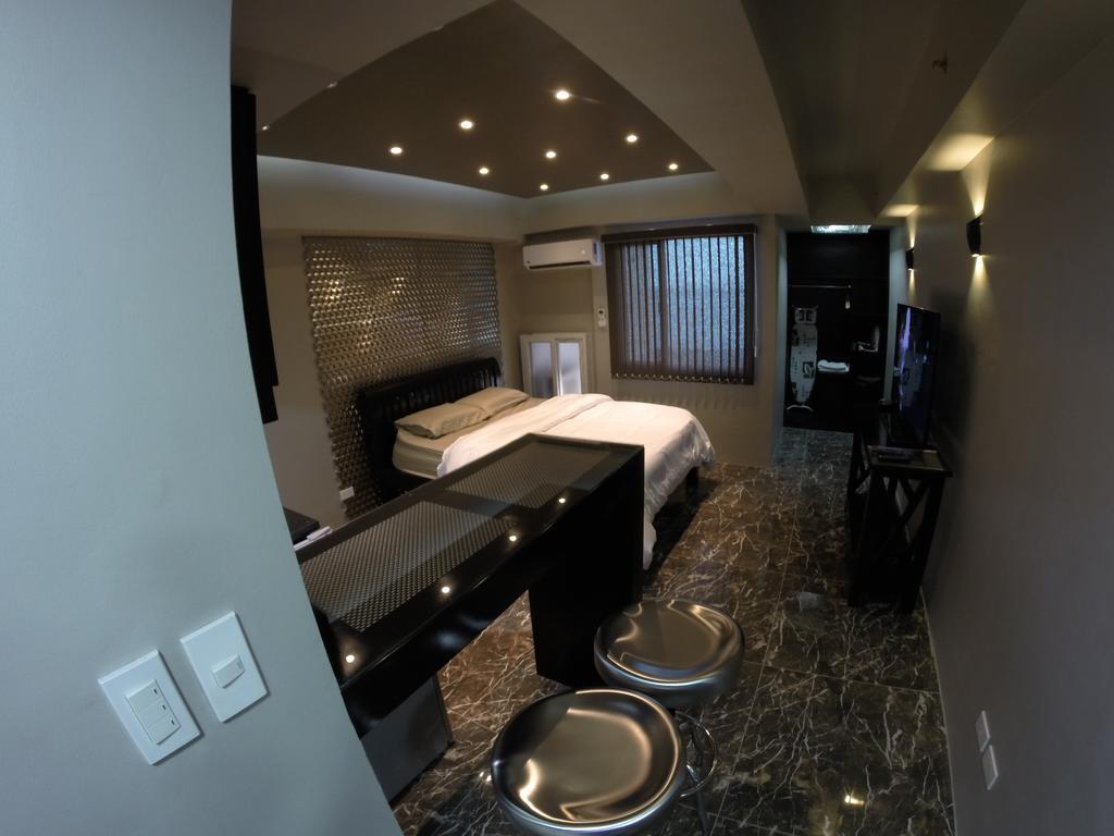 Burgundy Mckinley Place Service Apartment Manila Eksteriør bilde
