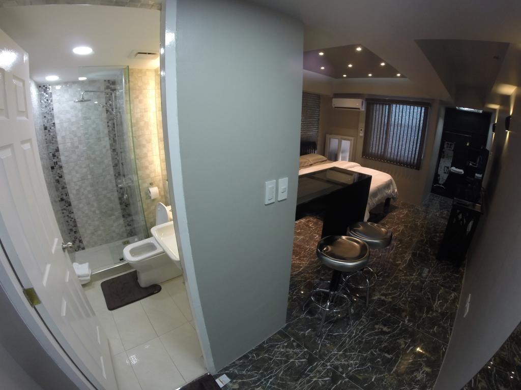 Burgundy Mckinley Place Service Apartment Manila Eksteriør bilde