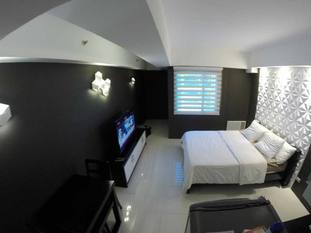 Burgundy Mckinley Place Service Apartment Manila Eksteriør bilde