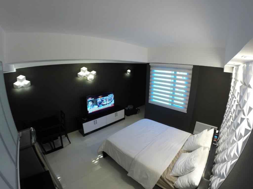 Burgundy Mckinley Place Service Apartment Manila Eksteriør bilde