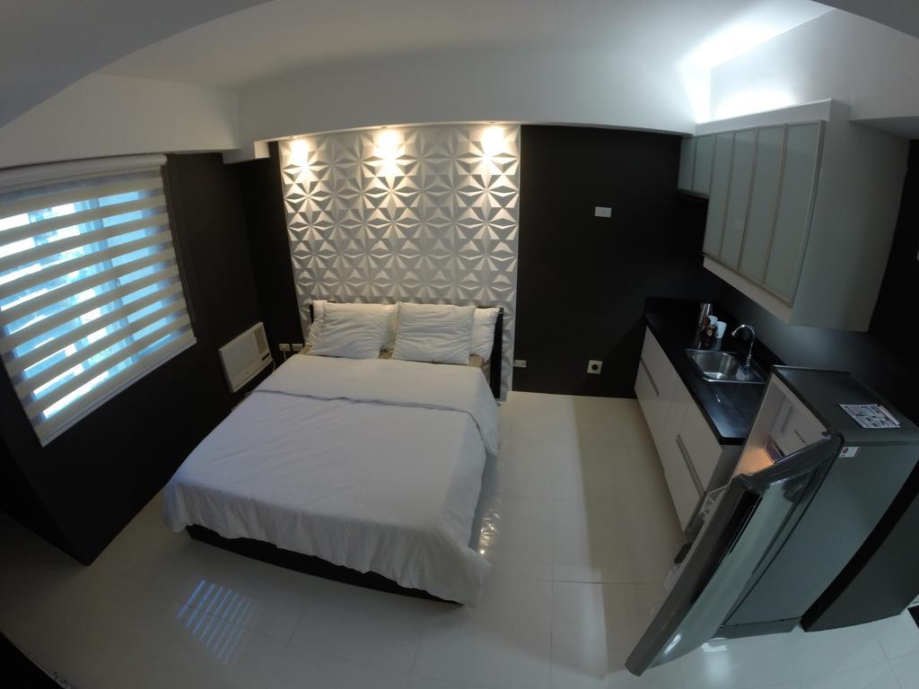 Burgundy Mckinley Place Service Apartment Manila Eksteriør bilde
