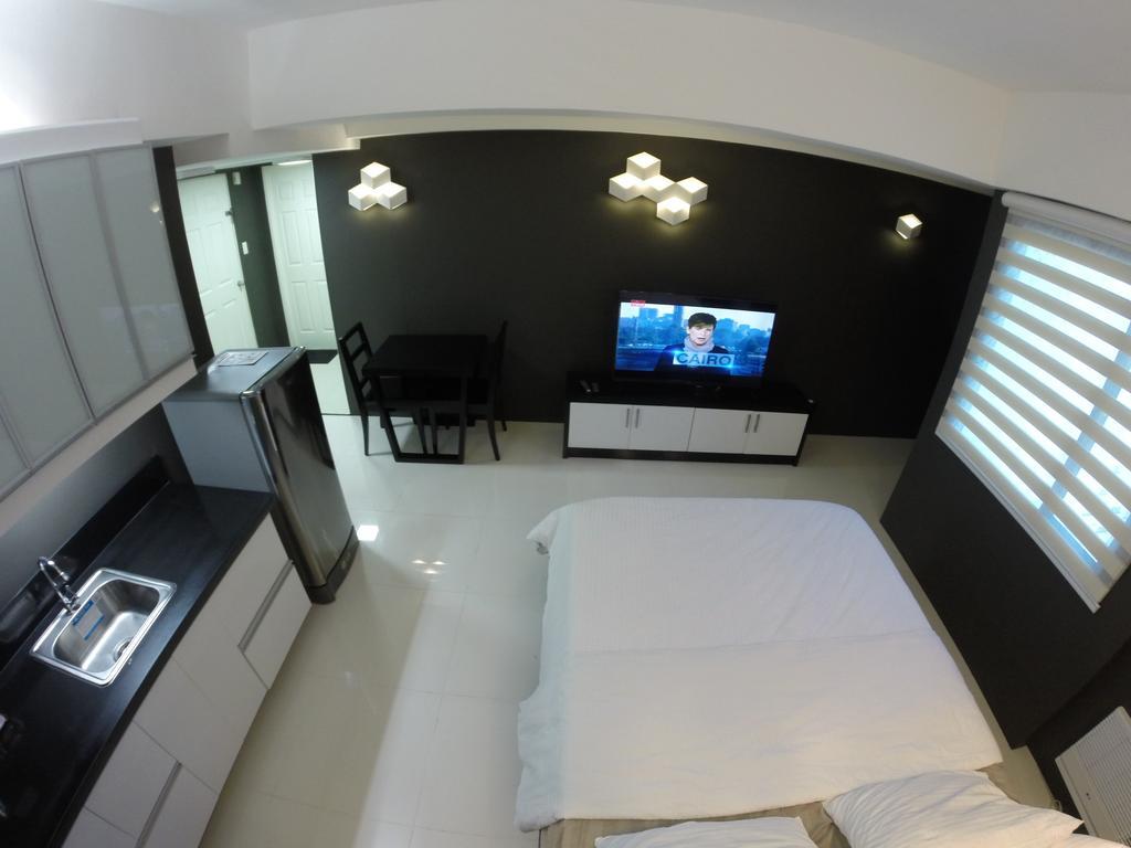 Burgundy Mckinley Place Service Apartment Manila Eksteriør bilde