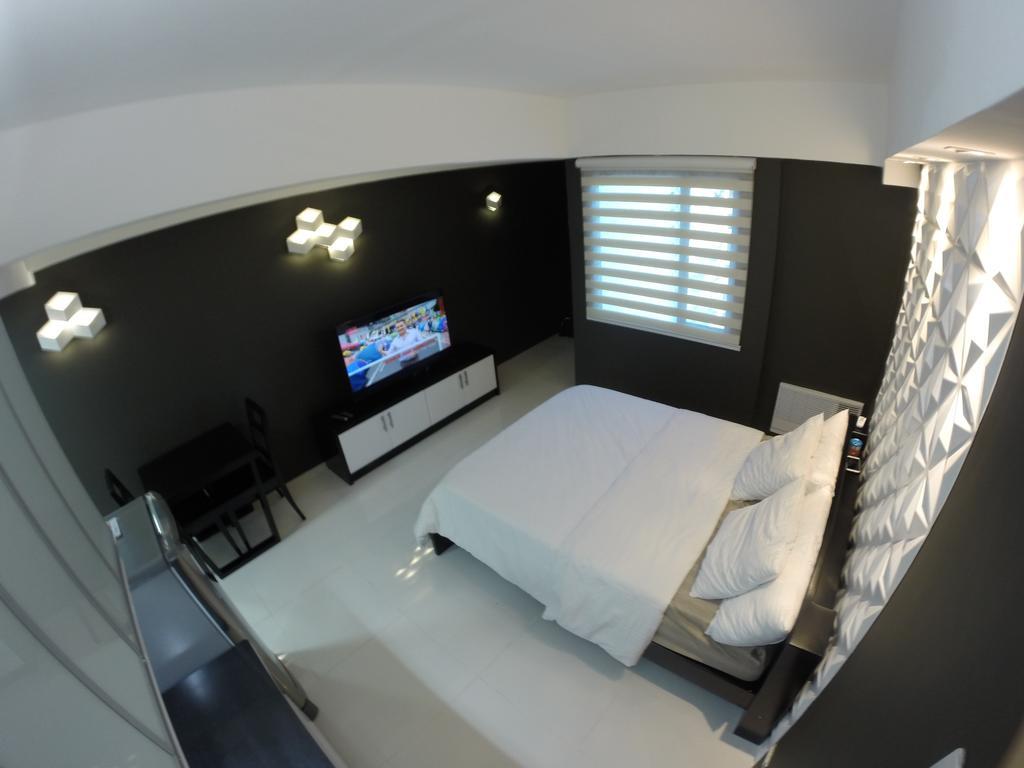Burgundy Mckinley Place Service Apartment Manila Eksteriør bilde
