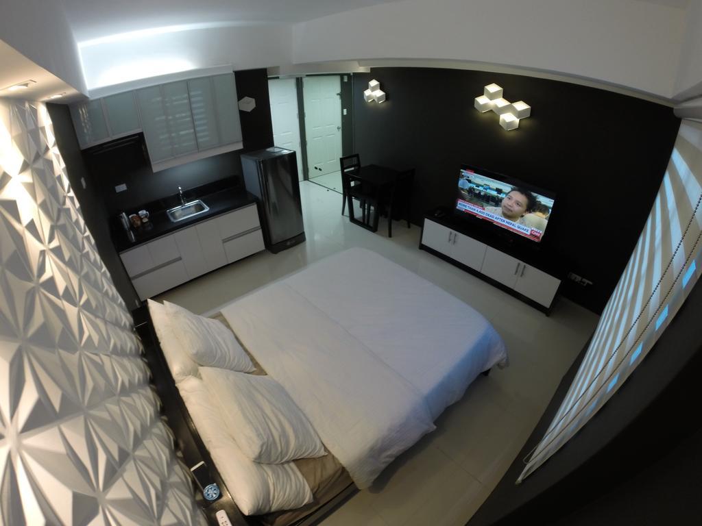 Burgundy Mckinley Place Service Apartment Manila Eksteriør bilde